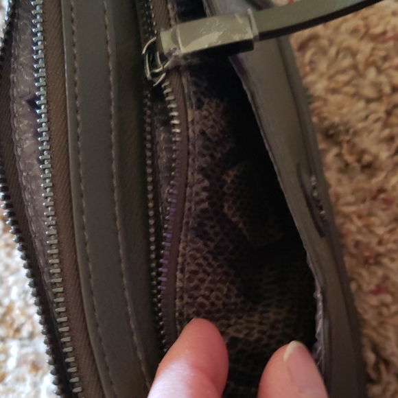 Olive green Simply Vera wristlet, NWT! - Picture 9 of 9